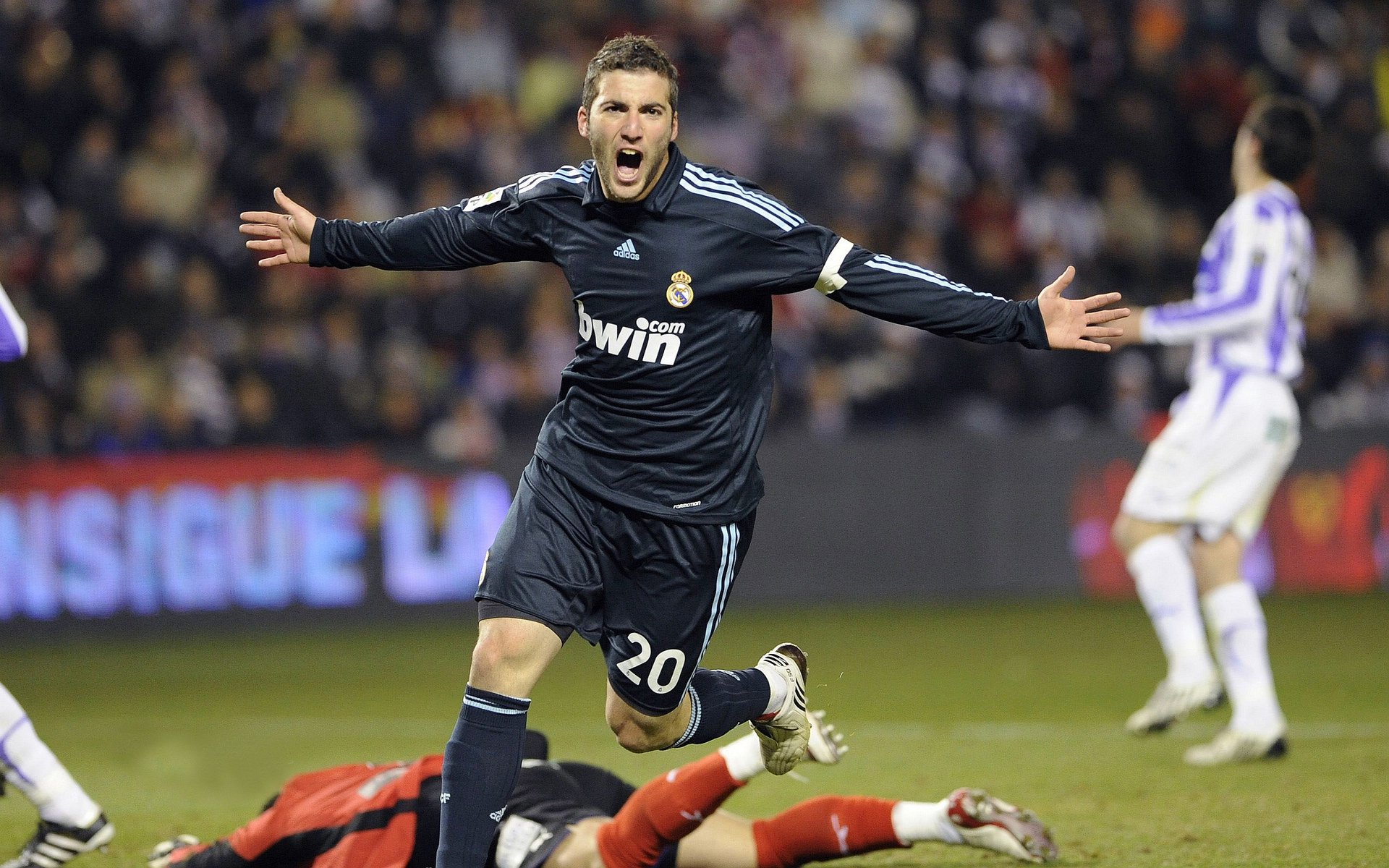 开云下载-F1年度争冠之夜，帕尔默成为全场焦点